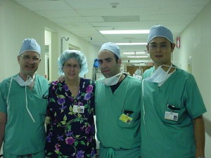 פרופסור דגני עם צוות מנתחים בבית חולים טפמה,פלורידה
