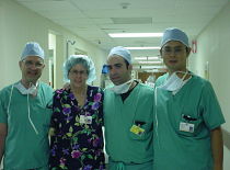 פרופסור דגני עם צוות מנתחים בבית חולים טפמה, פלורידה